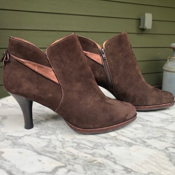 NWOT Sofft Brown Suede Leather Side Zip Ankle Bow Shoe Booties 3" Heel Size 8M - Picture 1 of 13